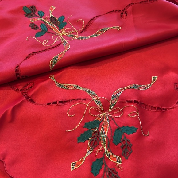 Lenox Christmas tablecloth 70” round - Picture 5 of 5